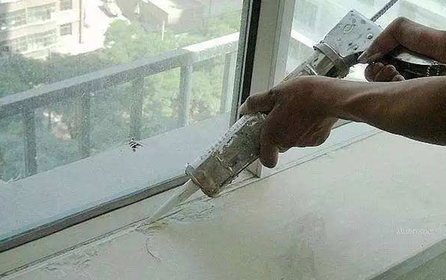 中性透明膠變黃是什么原因？